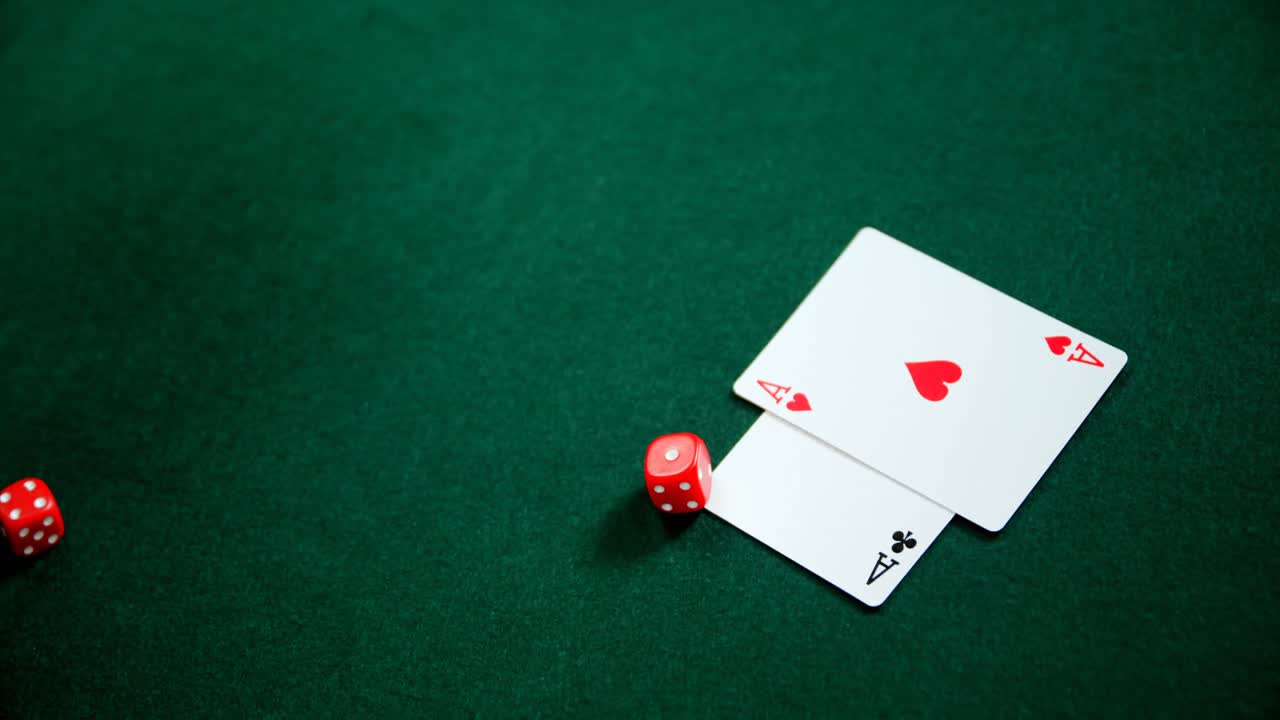 par de dados y cartas de juego en la mesa de póquer 4k