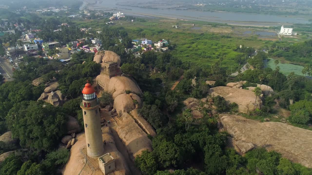 faro de mamallapuram situado entre los famosos templos de la era pallava cortados en roca, vista aérea tomada con drones phantom 4 pro 4k