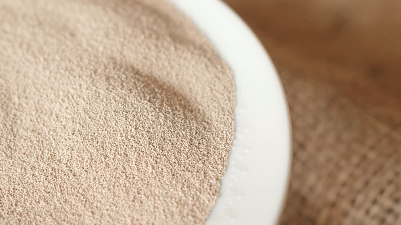 즉각적인 건조한 효모는 색 판에 회전합니다.