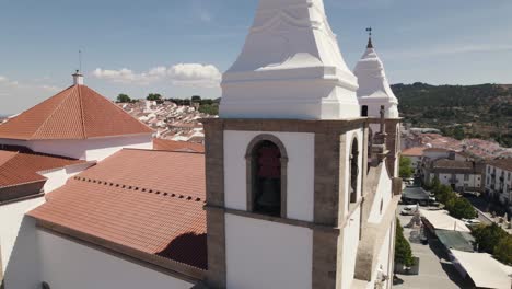 primer plano de los campanarios de la iglesia y su techo