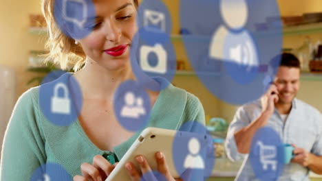 iconos digitales flotando contra la mujer usando una tableta digital