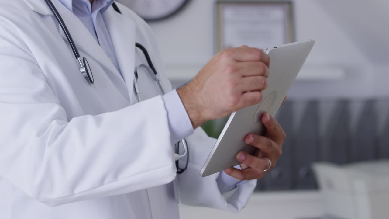 Primo piano del veterinario che usa un tablet digitale