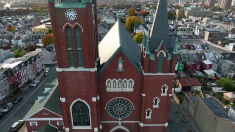 Christliche-Kirche-Aus-Rotem-Backstein-In-Den-USA