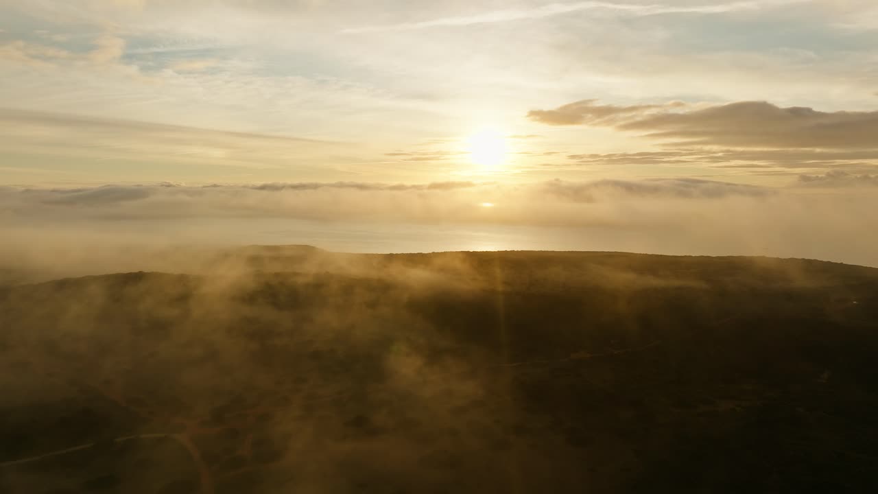 naturaleza atmosférica y paisaje con niebla y niebla al atardecer, drone al revés