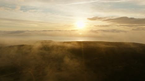 Naturaleza-Atmosférica-Y-Paisaje-Con-Niebla-Y-Niebla-Al-Atardecer,-Drone-Al-Revés