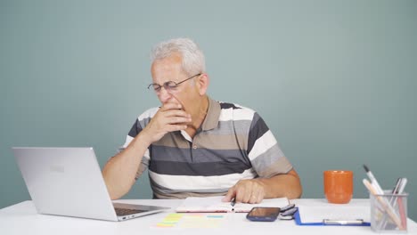 El-Hombre-Que-Se-Quedó-Dormido-Frente-A-Una-Computadora-Portátil.