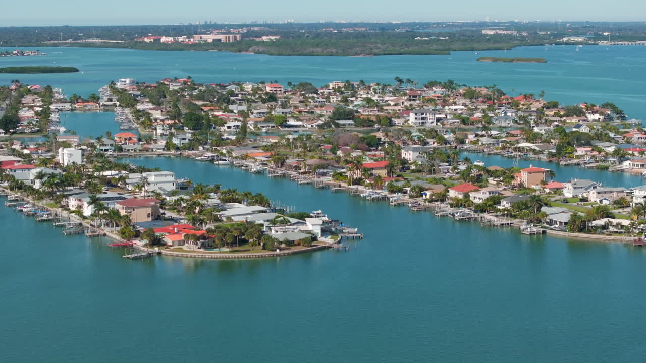 플로리다의 트레저 아일랜드에 있는 아름다운 해안가 부동산의 공중 풍경