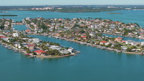 vista aérea de la hermosa propiedad frente al mar en la isla del tesoro, florida