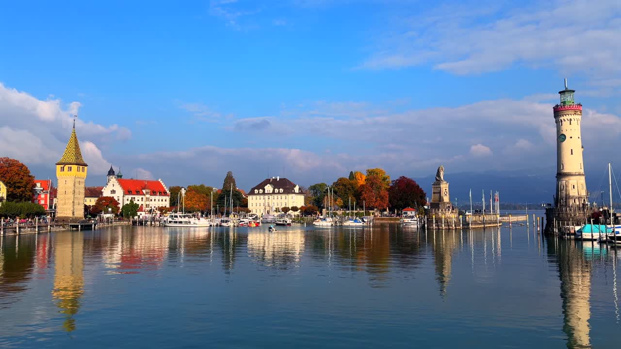 Autunno soleggiato Landau tranquillo calma Lago Obersee Bodensee porto turistico vista porto Germania Svizzera aerea drone tramonto barca a vela traghetto barca europea bavarese isola dorata Foglie autunnali faro statico