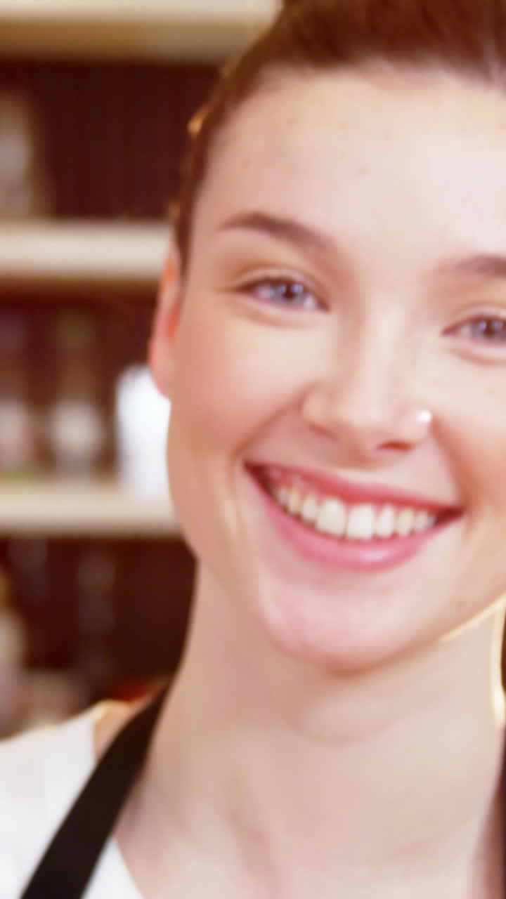 camarera con una bandeja de pastel