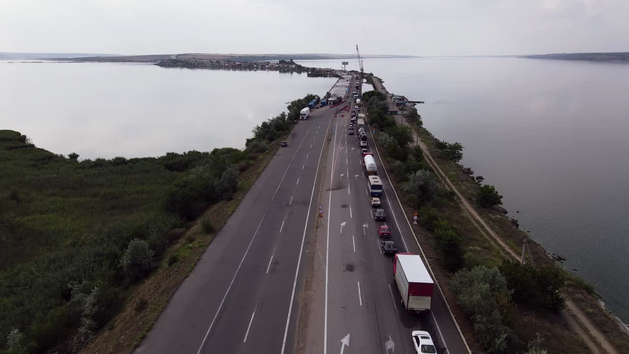 Traffic on the Pontoon Bridge.