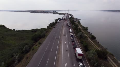 el tráfico en el puente de pontones.