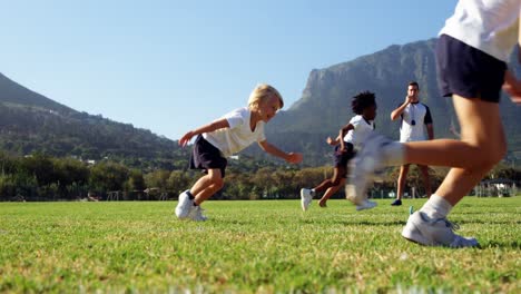 enfants qui courent dans le parc pendant la course