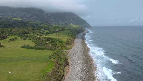 A-Lo-Largo-De-La-Orilla-De-La-Playa-De-Cantos-Rodados-De-Valugan-En-Batanes