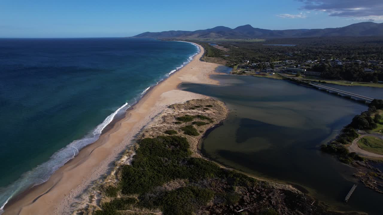 Peaceful Scenery Of Steels Beach In Tasmania, Australia - Aerial Drone Shot