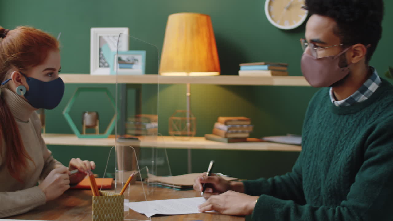 reunión de negocios con precauciones de distanciamiento social