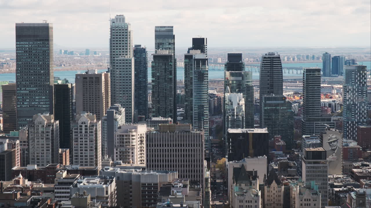 vista del vibrante horizonte del centro de montreal, altos rascacielos con las aguas del st.