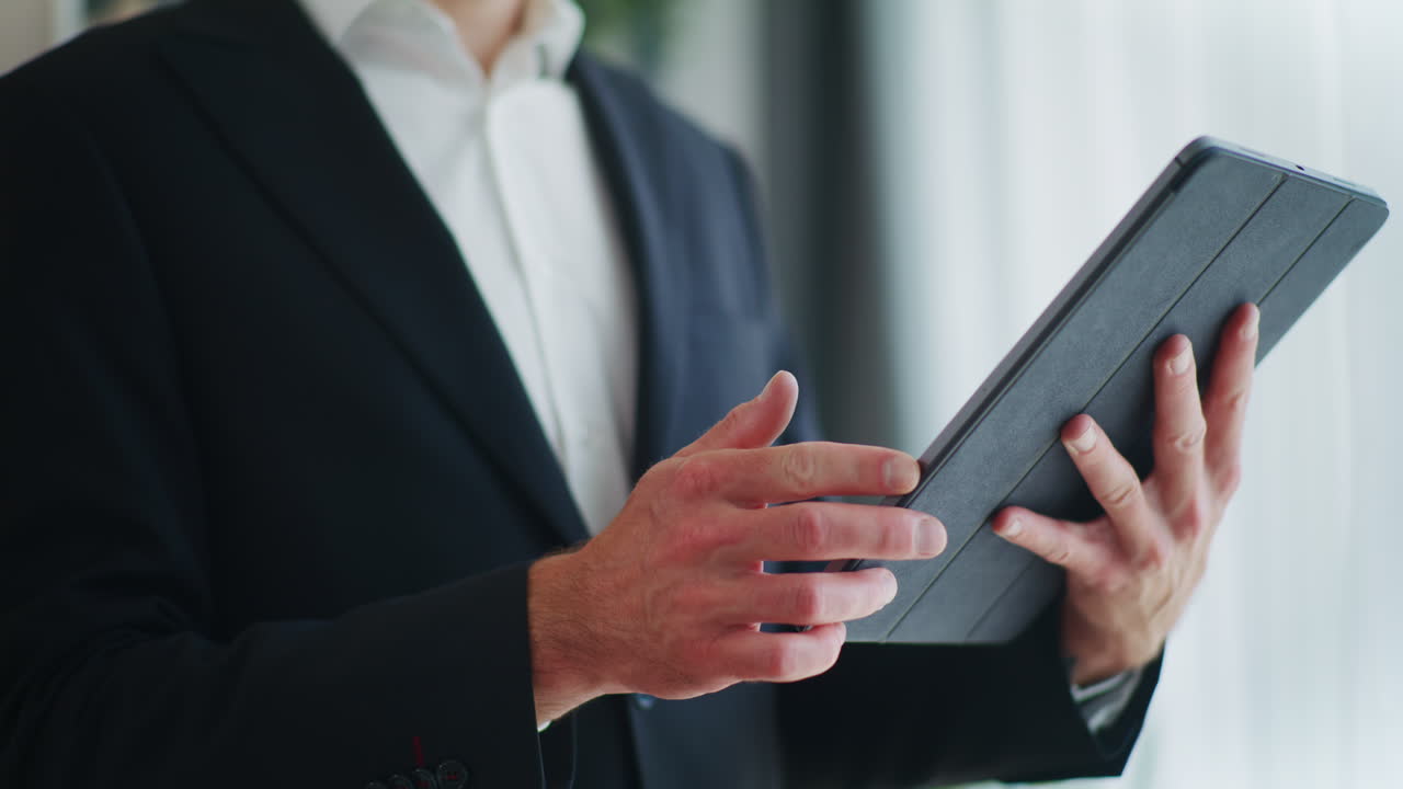 디지털 태블릿에서 일하는 사업가