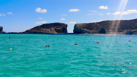 Unberührtes,-Klares-Wasser-In-Der-Blauen-Lagune-Der-Insel-Malta-Camino-An-Einem-Sonnigen-Sommertag