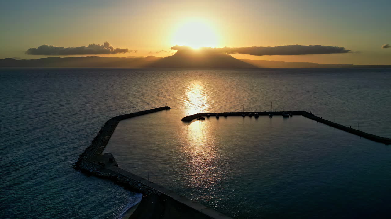 그리스 키아토의 산 뒤에 있는 노란색 해가 지는 장면