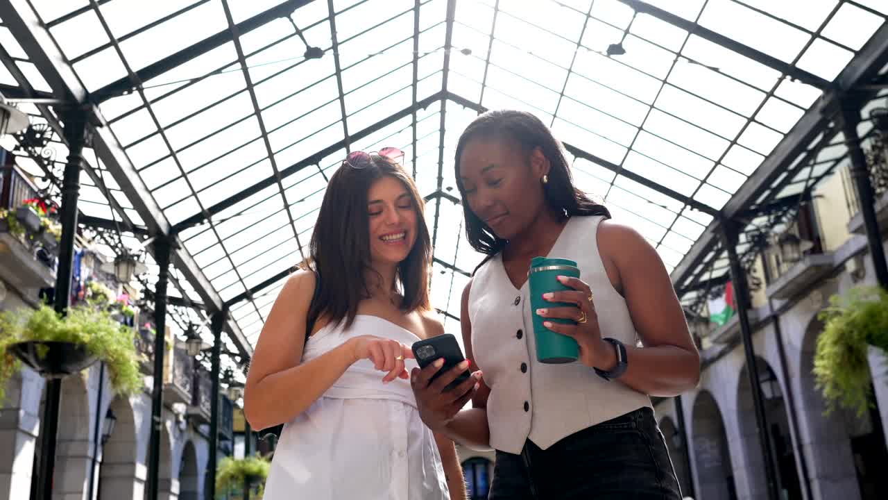 dos mujeres mirando un teléfono