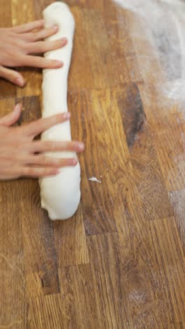 preparando la masa en una tabla de madera