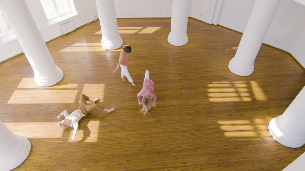 스튜디오 3에서 춤을 추고 움직이는 현대 무용수들의 다민족 그룹의 상위 뷰