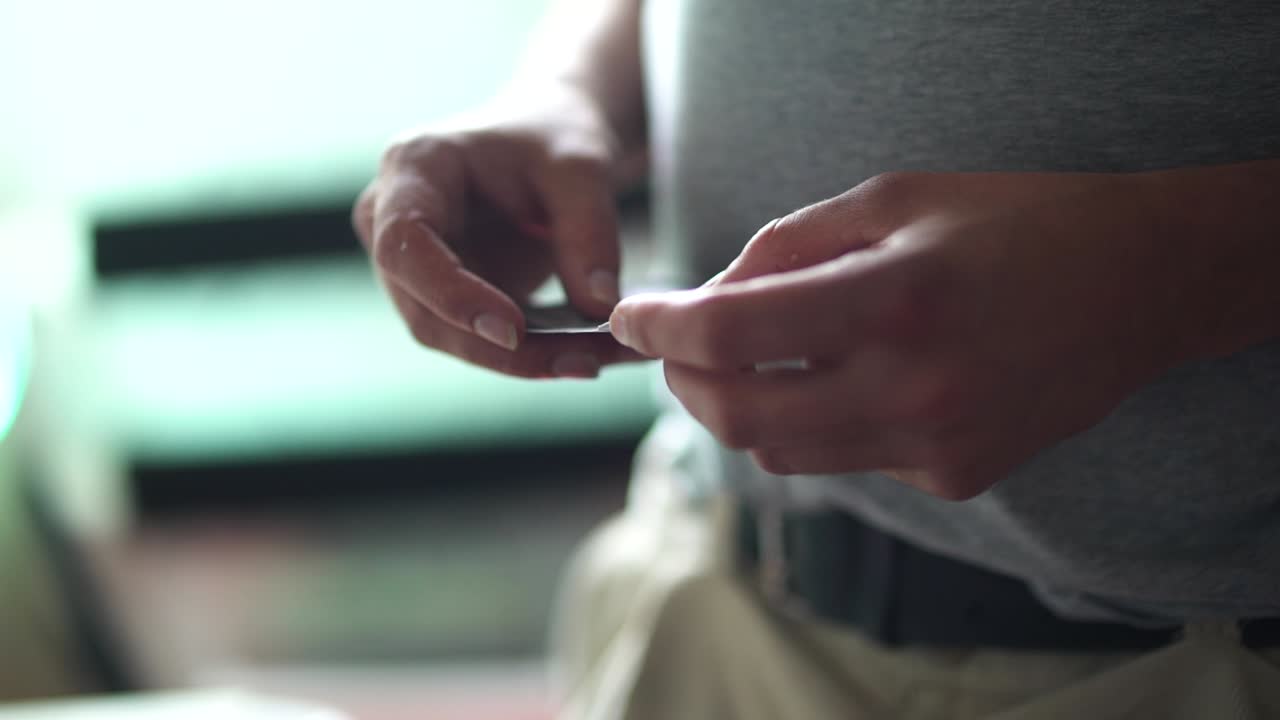 manos ajustando tarjetas y poniendo en un sobre