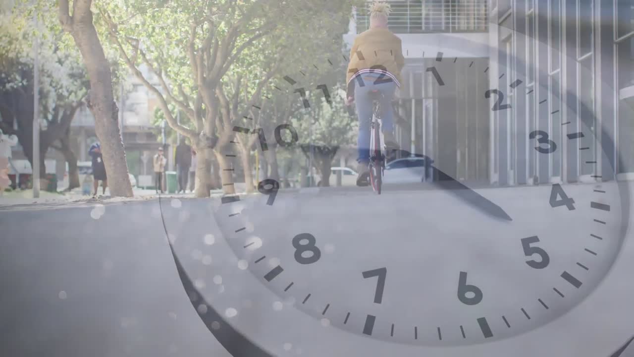 움직이는 시계와 바다 풍경의 애니메이션 알비노 아프리카계 미국인 남자가 자전거를 타고
