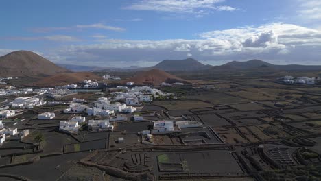 Pueblo-Con-Solo-Casas-Blancas-En-Un-Paisaje-Volcánico