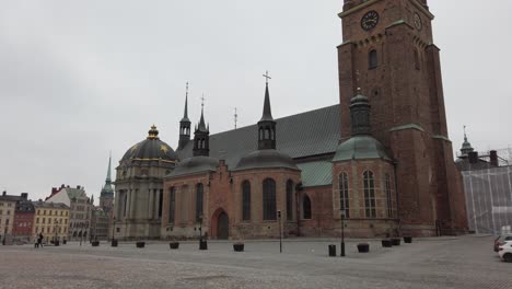 4k 60 fps walking towards a church in stockholm