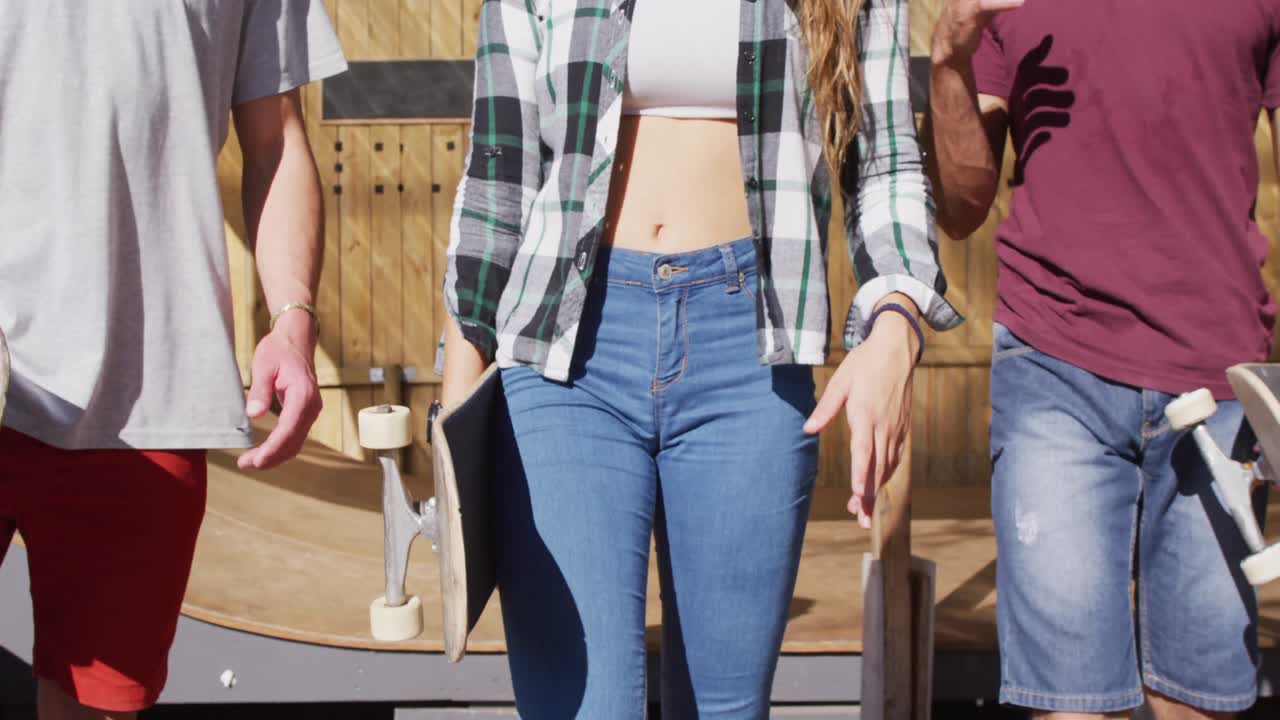 video de la sección media de diversas patinadoras femeninas y masculinas en el parque de patinaje
