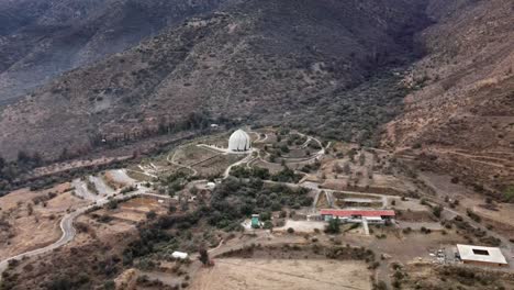 toma aérea de templo bahai en santiago de chile