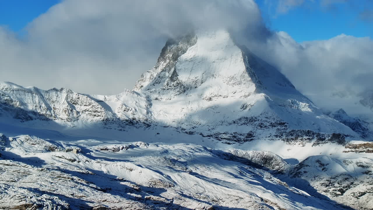 primera nevada fresca polvo temprano en la mañana cerca de matterhorn zermatt glaciar pico paisaje paisaje aéreo dron otoño alpes suizos cima de la cumbre gornergrat ferrocarril suiza hacia adelante revelar movimiento