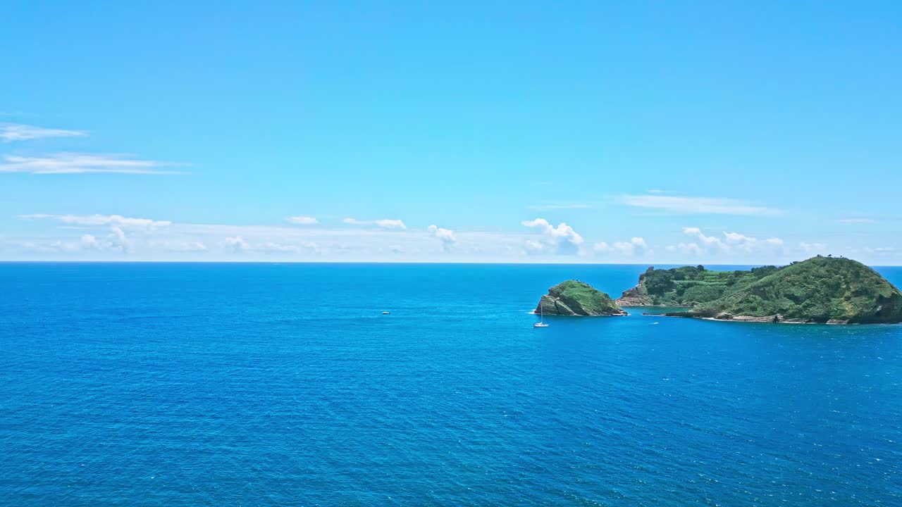 은 파란 하늘과 바다를 가진 상미구엘의 빌라 프랑카 섬, 공중 사진