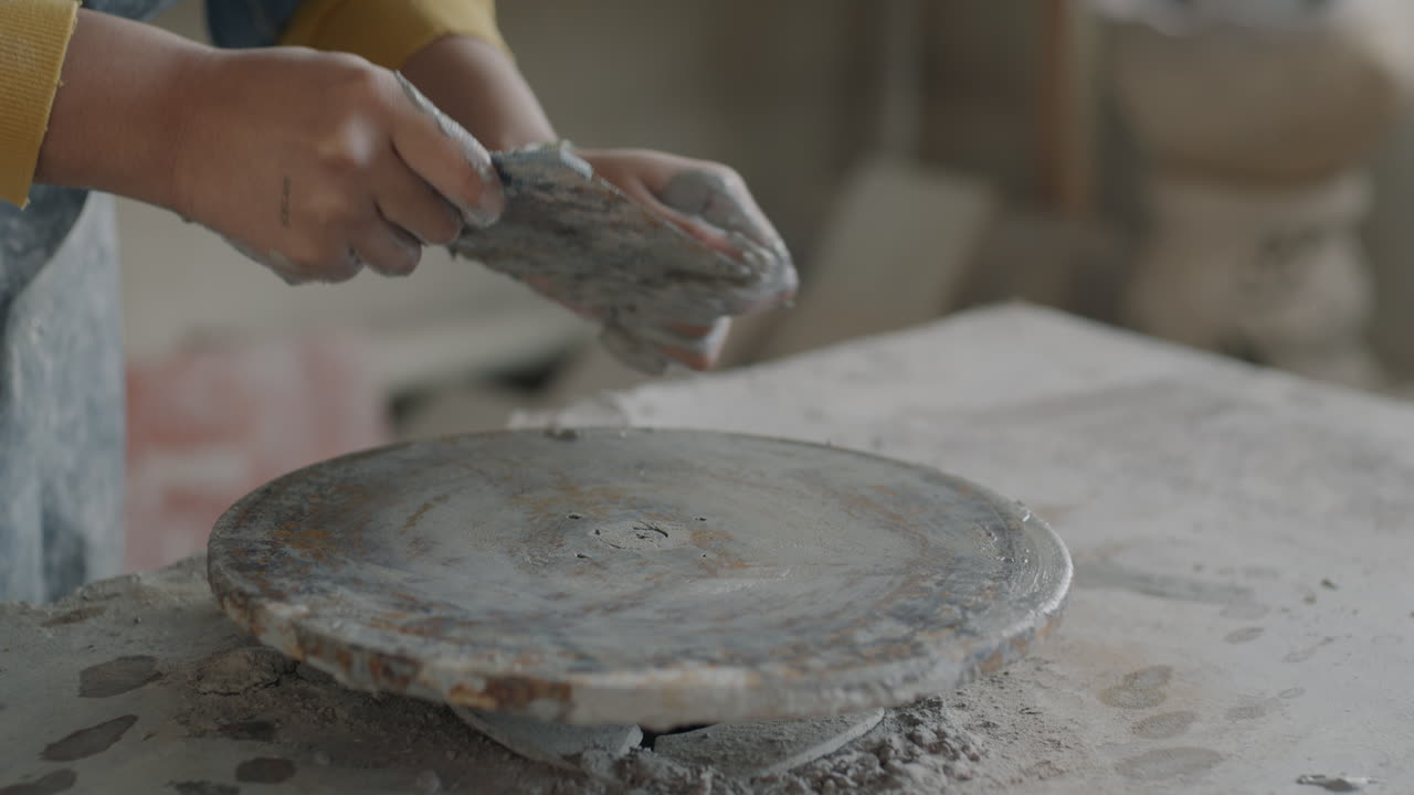 artista de cerámica formando arcilla en una rueda