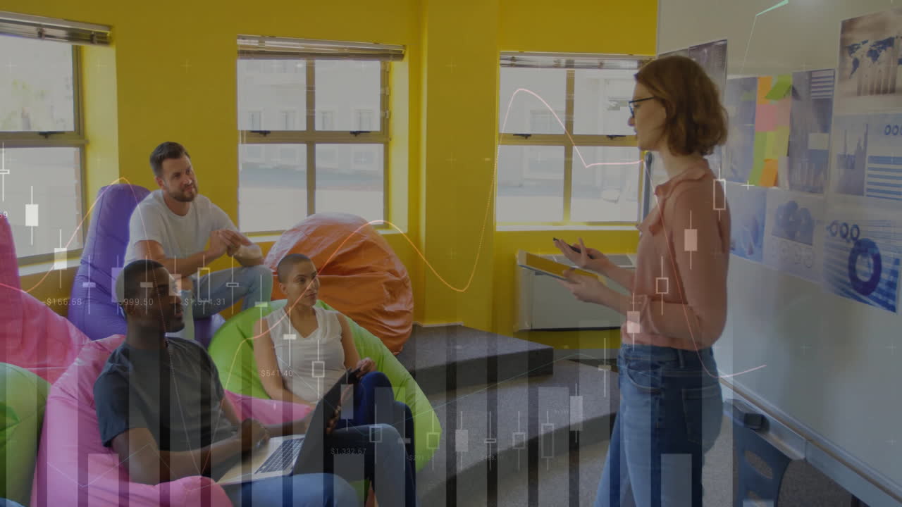 animación del procesamiento de datos financieros sobre diversos colegas en una reunión en la oficina