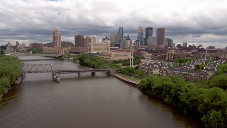 Mississippi-River-Und-Skyline-Von-Minneapolis