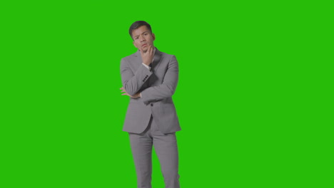 Dreiviertelaufnahme-Eines-Seriösen-Geschäftsmannes-Im-Anzug,-Der-Gegen-Green-Screen-Denkt-2