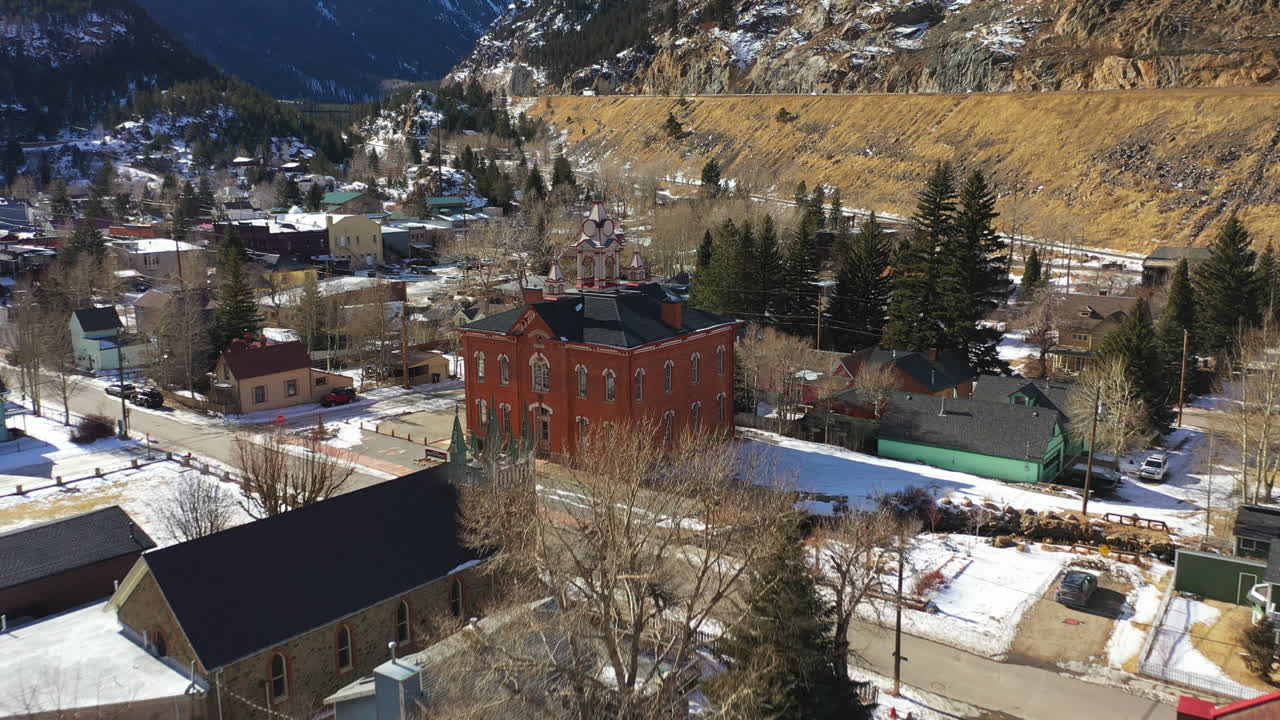 산 정상에서 보기, 산 위로 일출, 눈 덮힌 산의 공중 보기