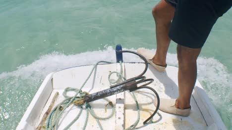 Marinero-Griego-De-Pie-En-El-Borde-De-Un-Barco-Blanco-Con-Un-Ancla-Mientras-Navega-En-El-Mar-Mediterráneo