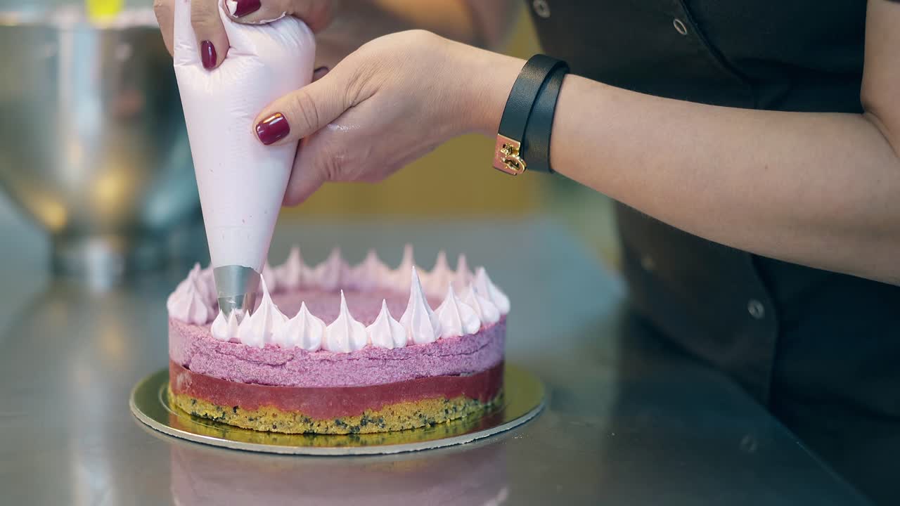 o confeiteiro decora o bolo e dá aulas de culinária.