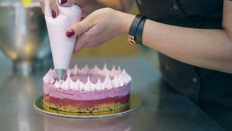 Konditor-Dekoriert-Kuchen-Und-Leitet-Kochkurs