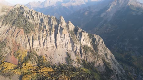 Un-Dron-De-Alto-Vuelo-Y-Movimiento-Lento,-Sobre-Los-Picos-De-Las-Montañas-Rocosas,-Cerca-De-Telluride,-Colorado,-En-Un-Día-Soleado-En-La-Temporada-De-Otoño