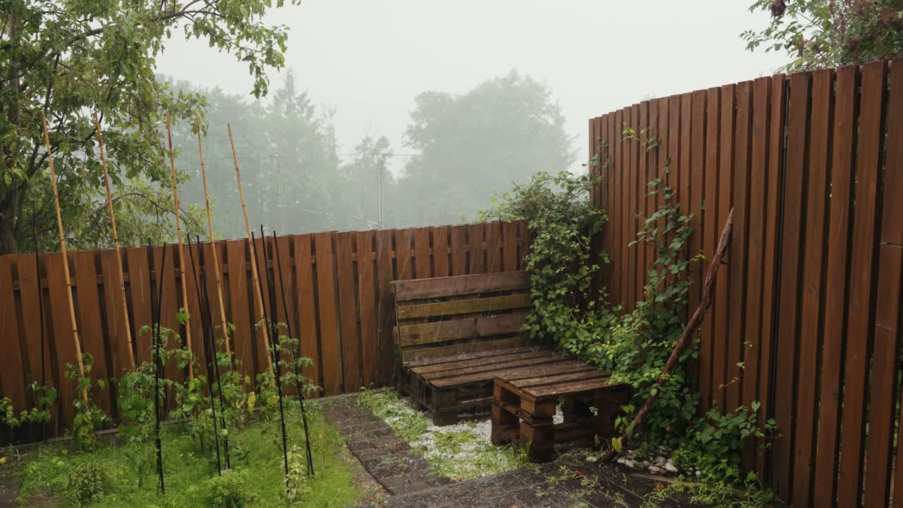 evento meteorológico extremo estacional en el patio trasero rural