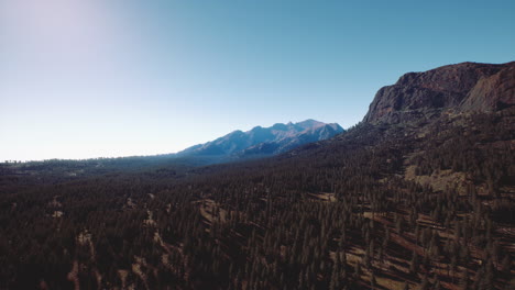 la montaña cascada y las montañas rocosas canadienses circundantes en verano