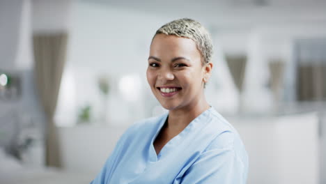 Retrato-De-Una-Feliz-Doctora-Birracial-Usando-Batas-En-El-Hospital,-Cámara-Lenta