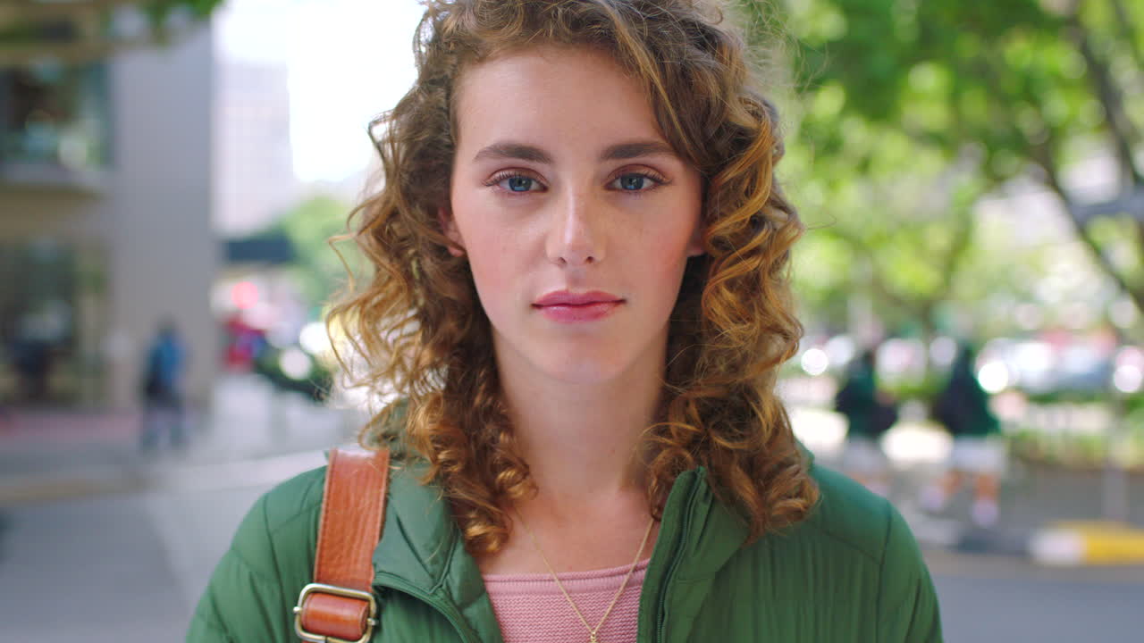 아름다운 심각한 여성의 초상화