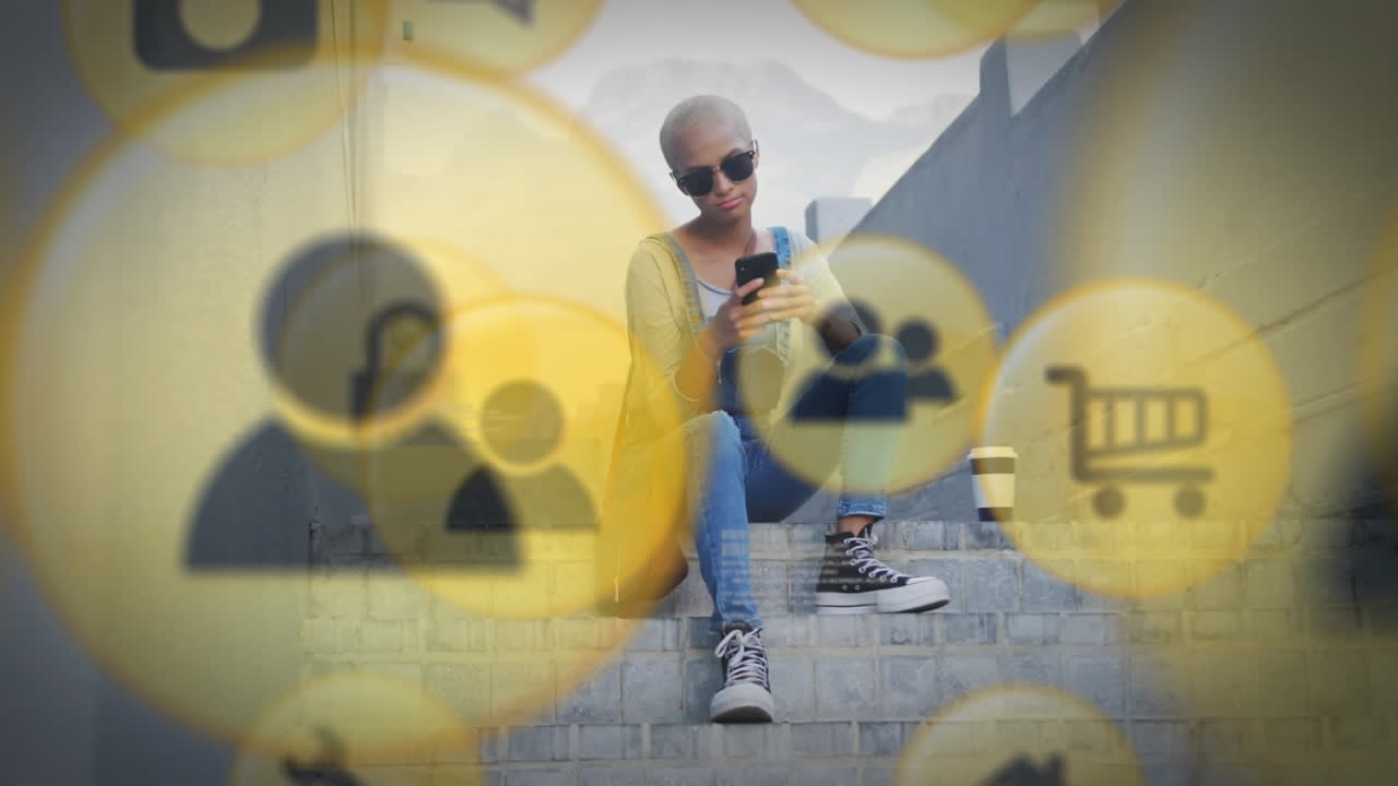 animación de iconos de redes sociales y procesamiento de datos sobre mujeres biraciales que usan teléfonos inteligentes