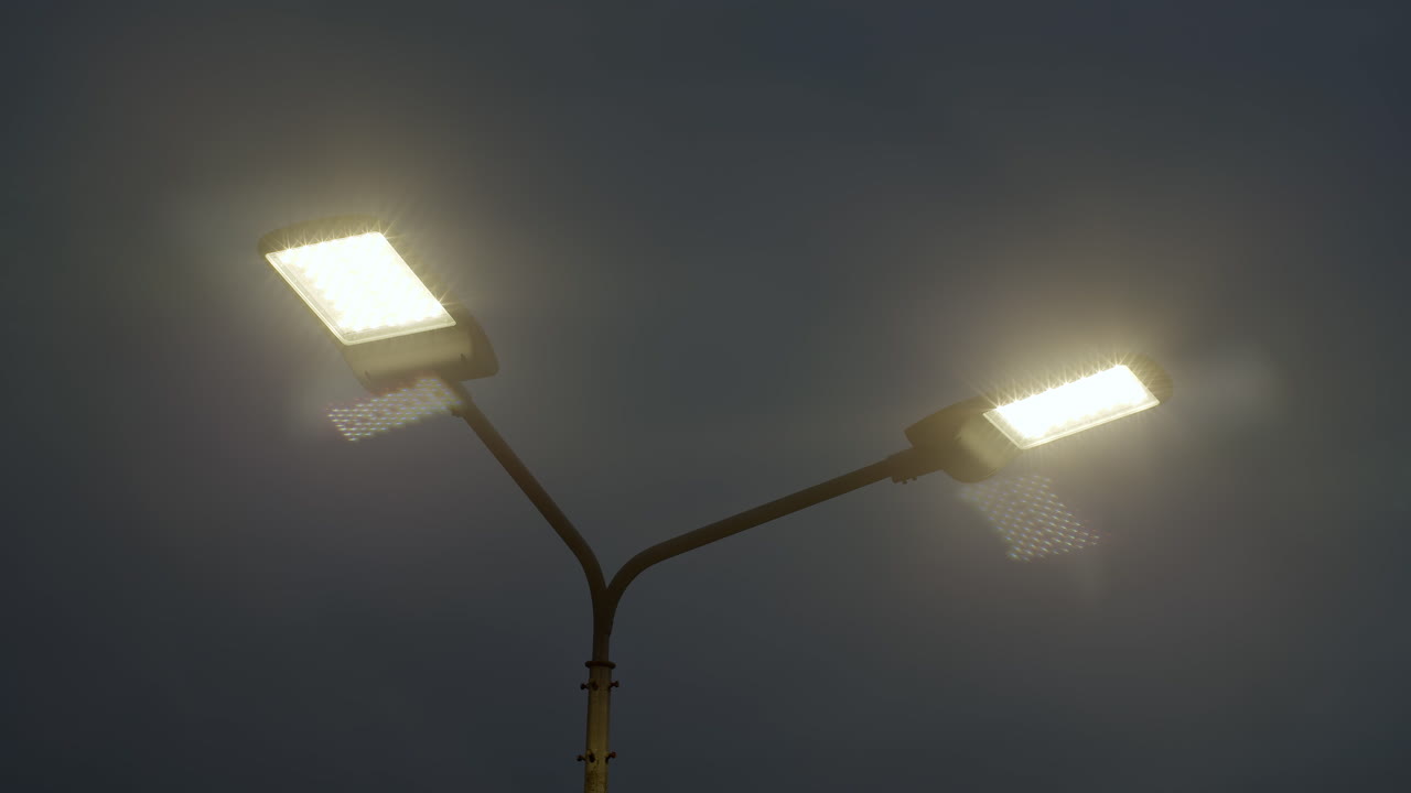 밤에 이중 팔 거리 조명